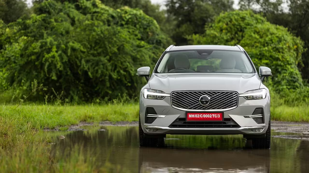 Volvo XC60 Front View